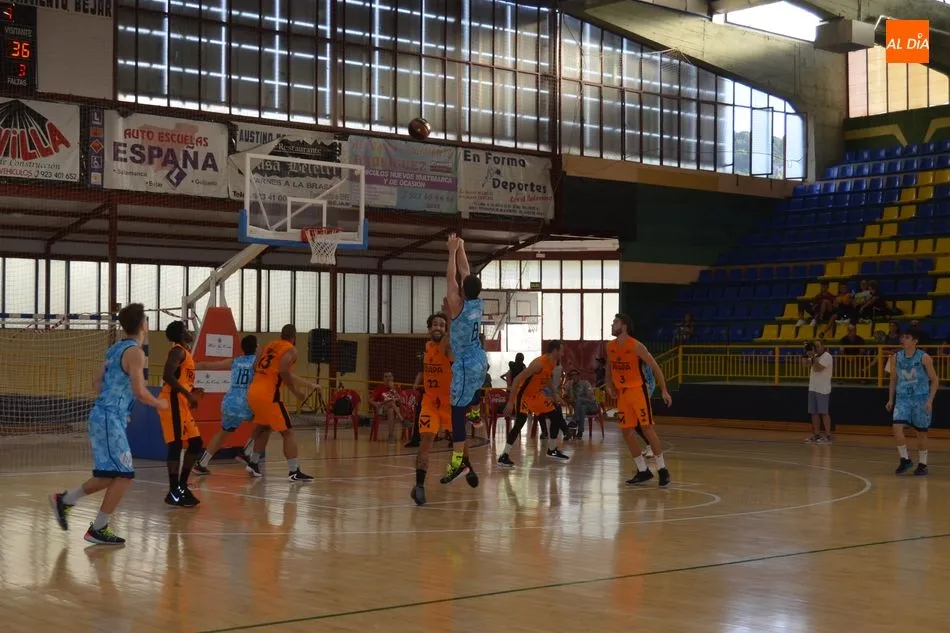 Foto 9 - Los palentinos se alzan con la victoria en un trepidante partido de baloncesto contra el Estudiantes
