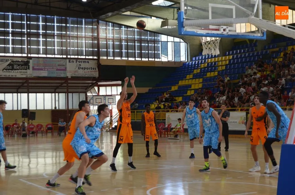 Foto 7 - Los palentinos se alzan con la victoria en un trepidante partido de baloncesto contra el Estudiantes