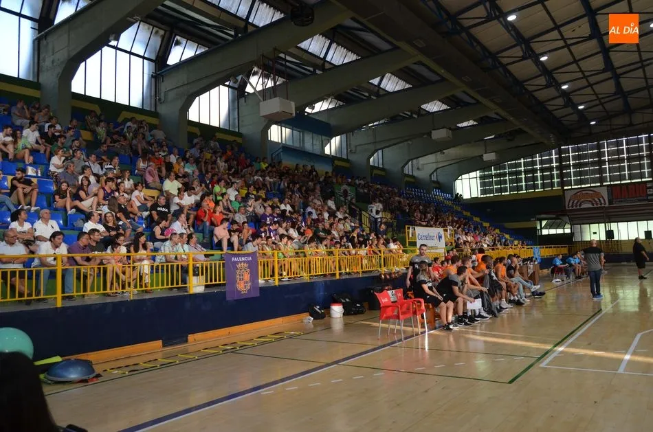 Foto 2 - Los palentinos se alzan con la victoria en un trepidante partido de baloncesto contra el Estudiantes