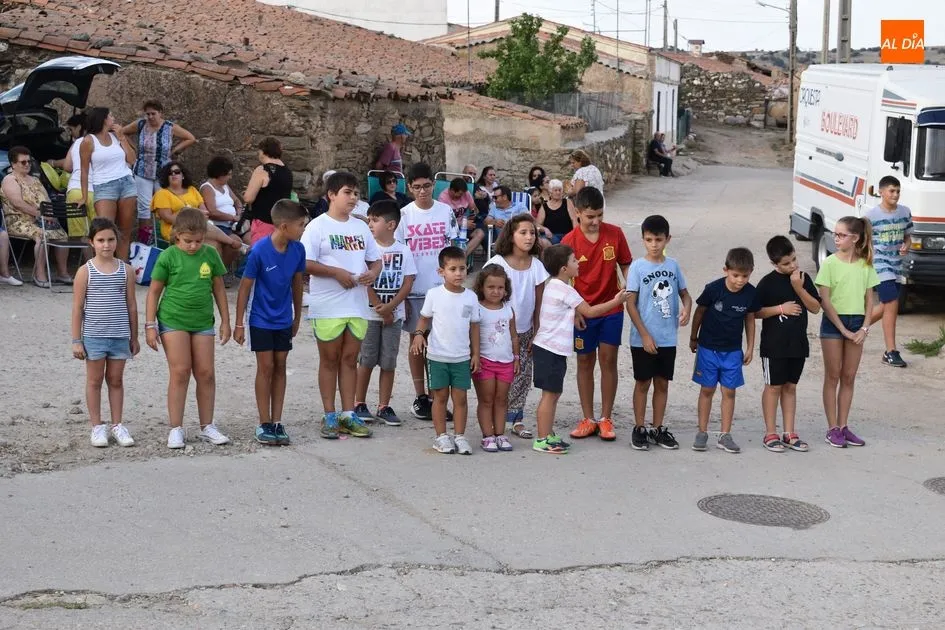 Niños y niñas disfrutando de los juegos tradicionales en Palomares de Alba
