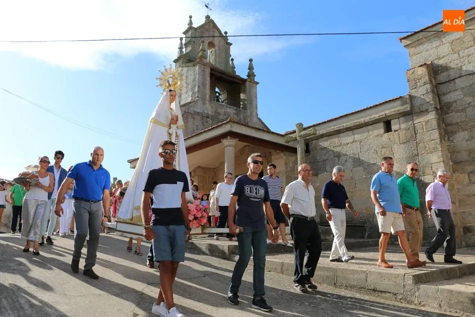 Tras el rosario, la Virgen de las Candelas salía en procesión por las calles de Encinasola de los Comendadores / CORRAL