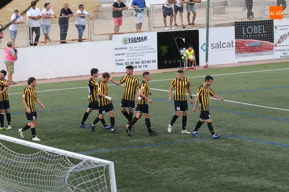 Foto 5 - El Guijuelo frena en seco ante el Barakaldo (1-2)