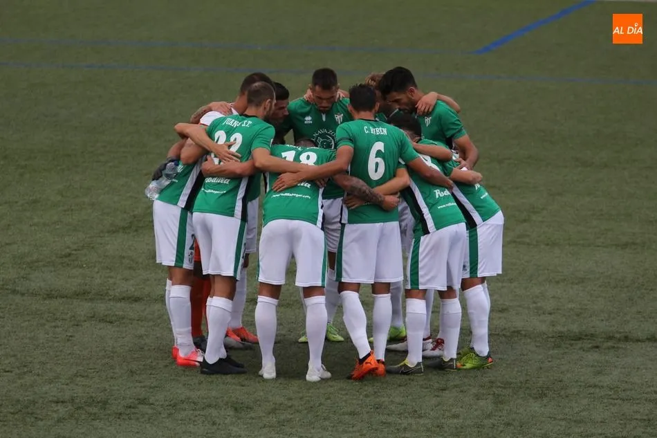 Foto 10 - El Guijuelo frena en seco ante el Barakaldo (1-2)