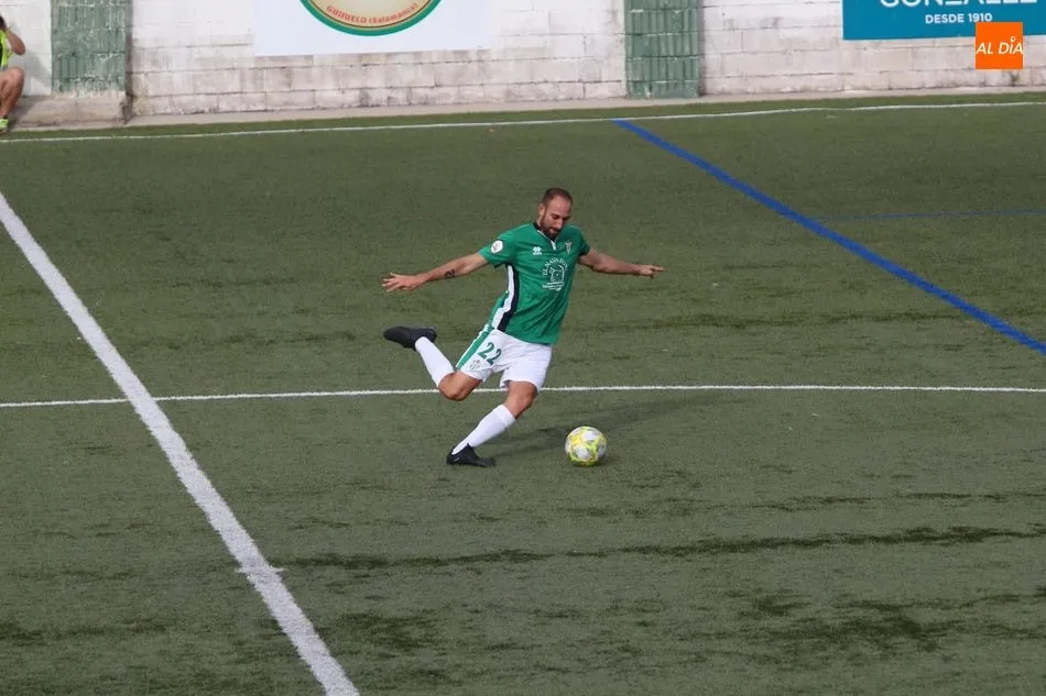 Foto 8 - El Guijuelo frena en seco ante el Barakaldo (1-2)