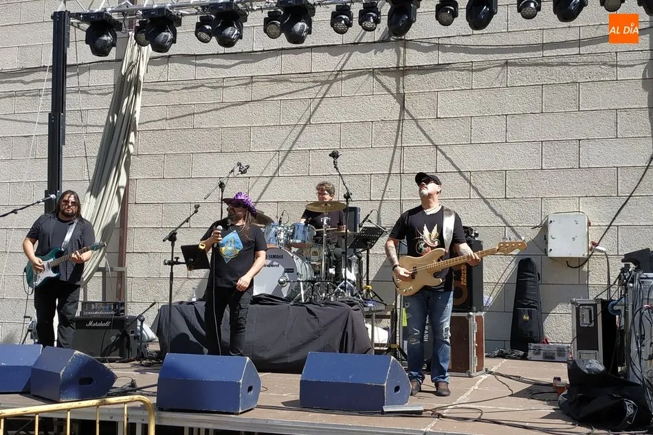 Foto 3 - El rock aut&eacute;ntico de Jim Brothers & Co anima las casetas con un concierto gratuito de lo mejor de...