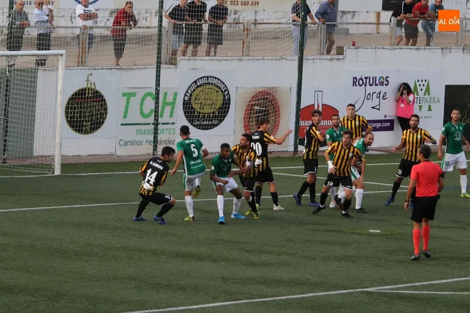 Foto 11 - El Guijuelo frena en seco ante el Barakaldo (1-2)