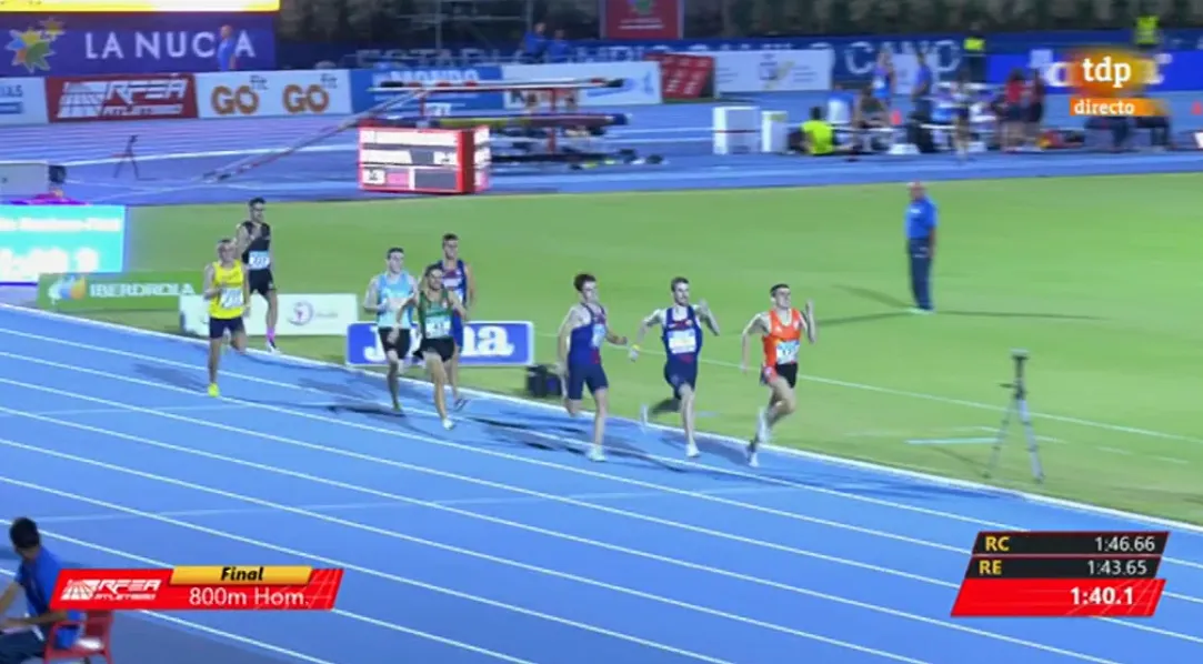 Foto 2 - &Aacute;lvaro de Arriba cede la corona nacional del 800, pero sigue en el podio con un bronce  