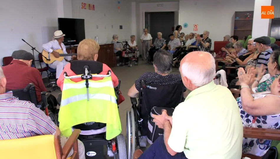 Los mayores de la residencia La Llanada II disfrutan de la música de Félix Carreto  