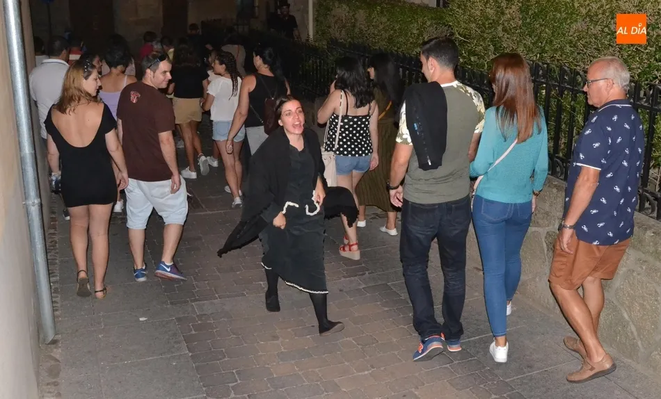 Cerca de 200 personas toman parte en la despedida temporal de la Ruta de los Malditos  