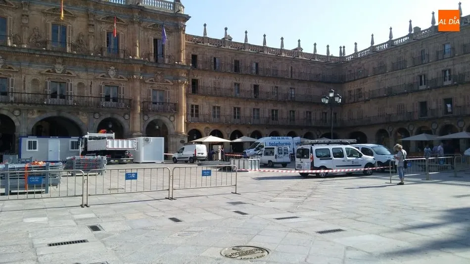 Foto 3 - La Plaza Mayor se prepara para los conciertos de las Ferias y Fiestas