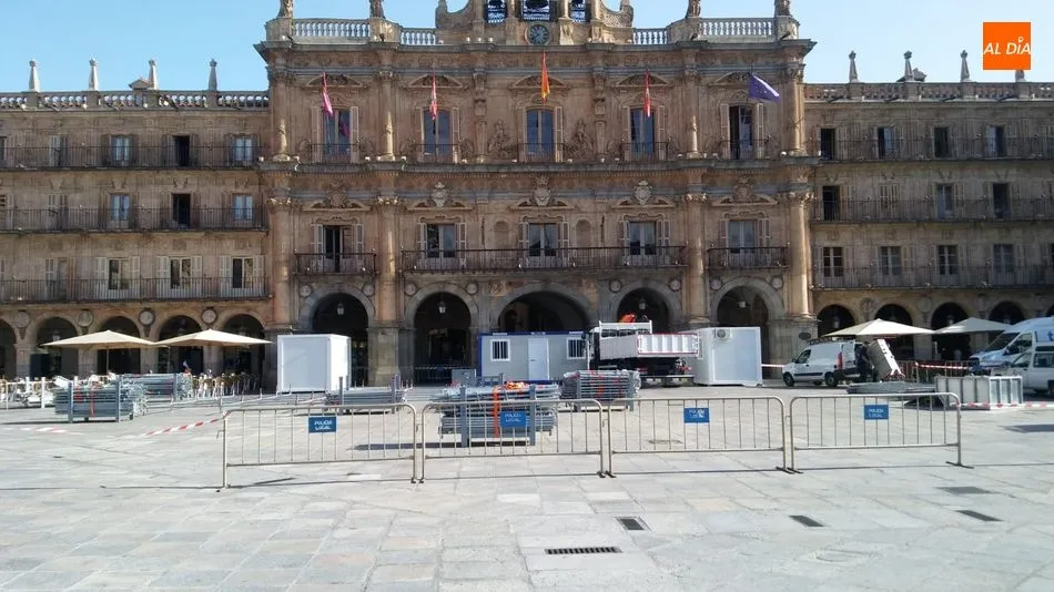 Foto 2 - La Plaza Mayor se prepara para los conciertos de las Ferias y Fiestas