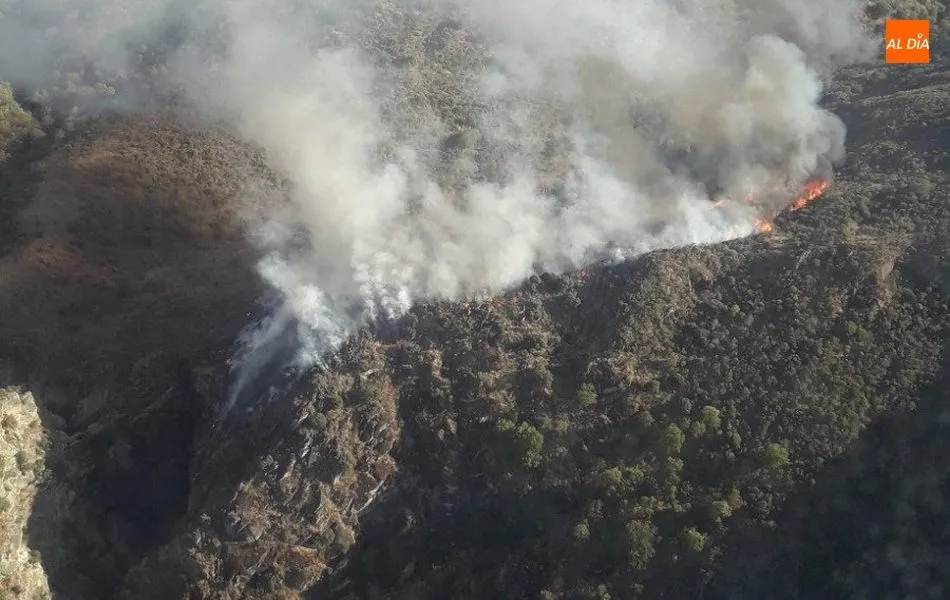 Imagen del incendio tomada ayer en las proximidades del Cachón del Camaces en el Parque Natural Arribes del Duero