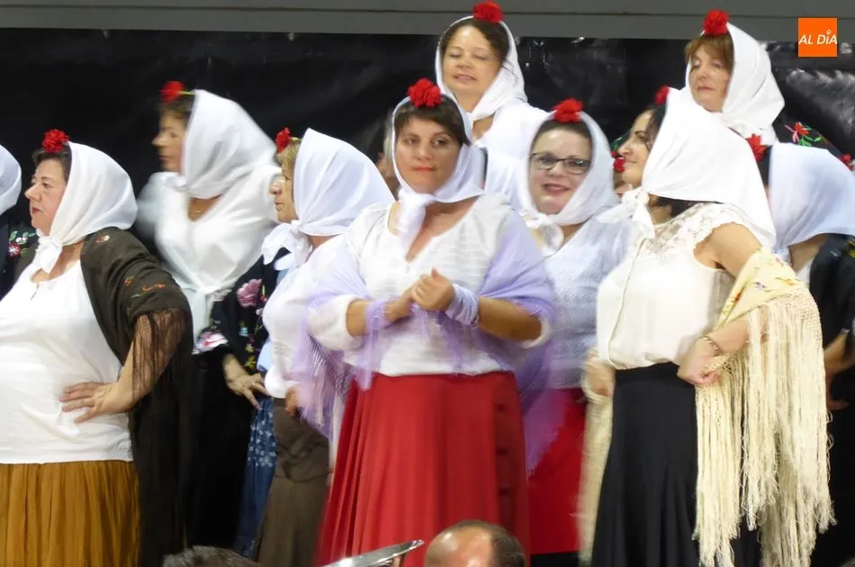 Foto 10 - Una brillante zarzuela abre las fiestas de Navales