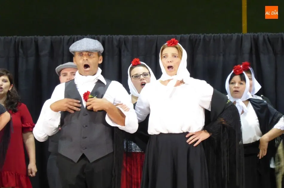 Foto 9 - Una brillante zarzuela abre las fiestas de Navales