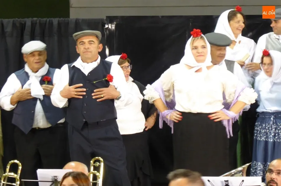 Foto 8 - Una brillante zarzuela abre las fiestas de Navales