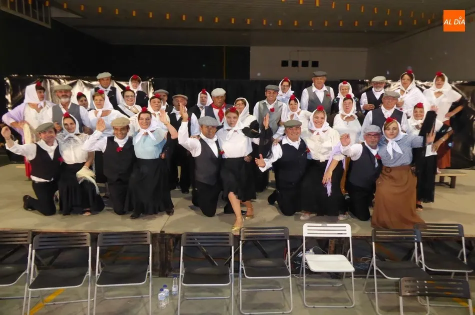 Foto 2 - Una brillante zarzuela abre las fiestas de Navales
