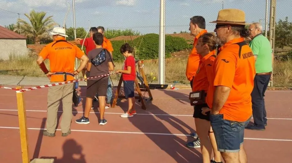Los vecinos de Carpio de Azaba se inician en la práctica del tiro con arco  