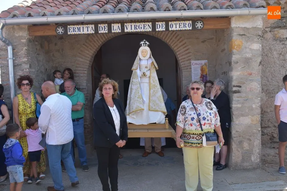 Foto 10 - Cientos de fieles acompa&ntilde;an en procesi&oacute;n a la Virgen de Otero  