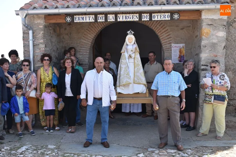 Foto 9 - Cientos de fieles acompa&ntilde;an en procesi&oacute;n a la Virgen de Otero  