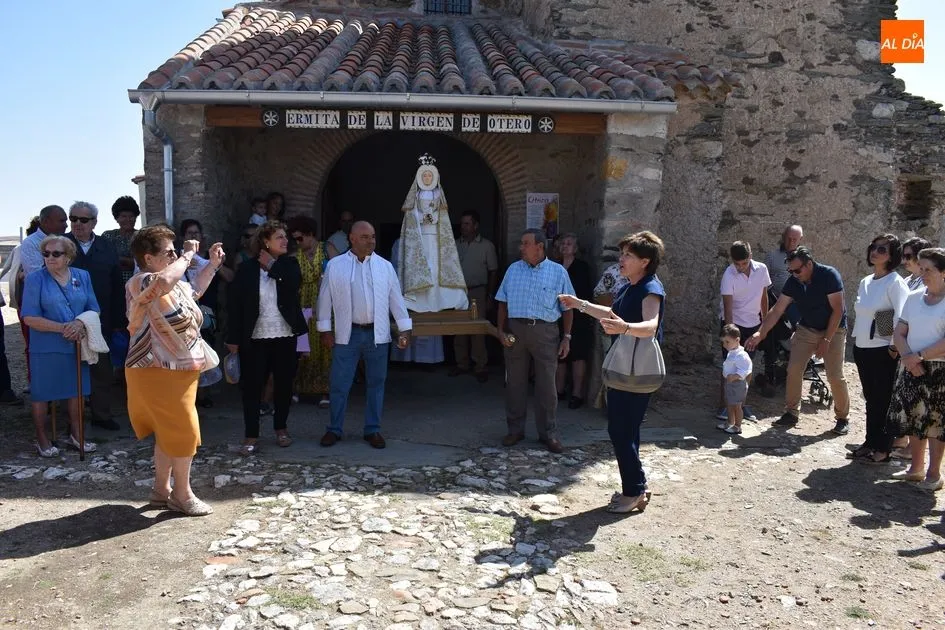 Foto 8 - Cientos de fieles acompa&ntilde;an en procesi&oacute;n a la Virgen de Otero  