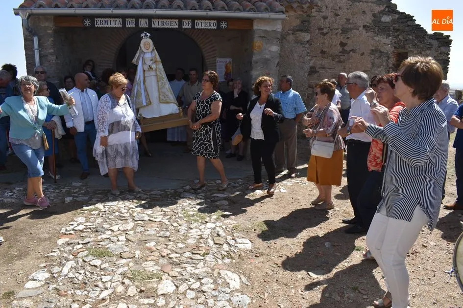 Foto 6 - Cientos de fieles acompa&ntilde;an en procesi&oacute;n a la Virgen de Otero  