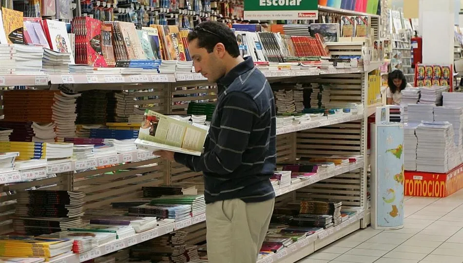 La OCU recuerda además que no son solo las editoriales las responsables de los precios, ya que los establecimientos también pueden modificarlos cuando se trata de libros con precios no regulados