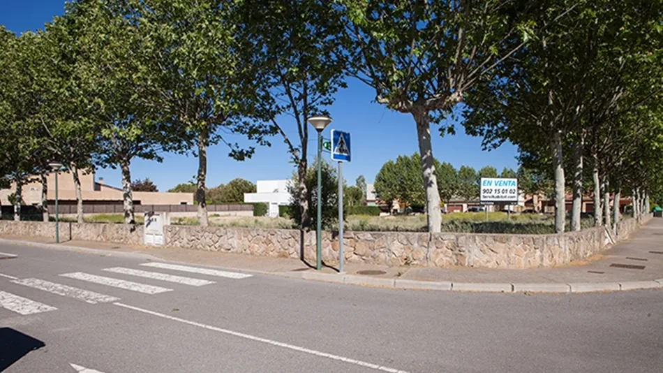 Suelos en venta en Villamayor. Foto: Sareb