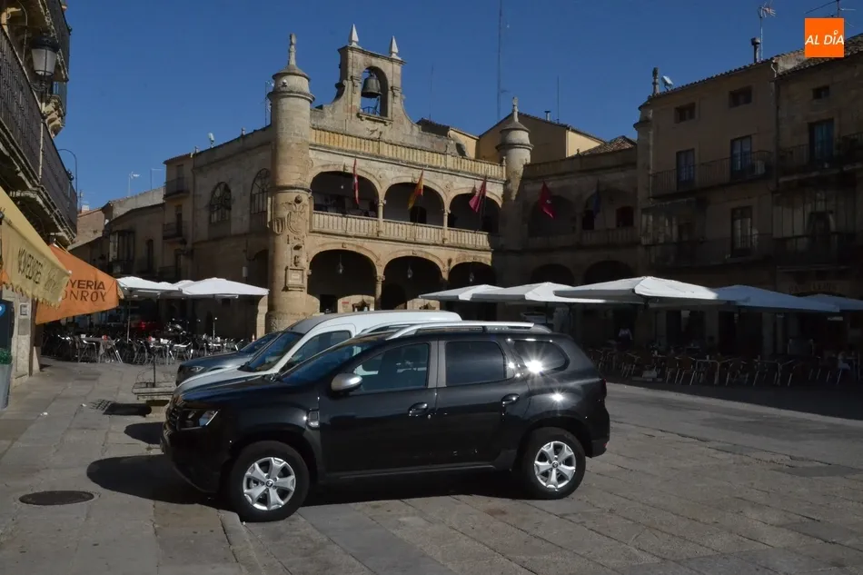 La Plaza Mayor vuelve a ser tomada por los vehículos  