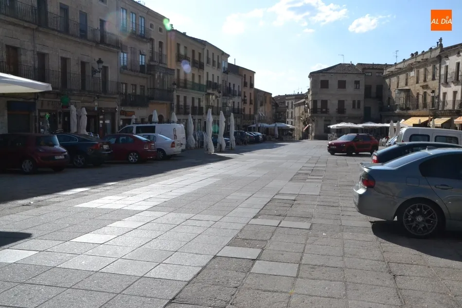 Foto 2 - La Plaza Mayor vuelve a ser tomada por los veh&iacute;culos  
