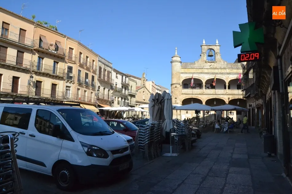 Foto 3 - La Plaza Mayor vuelve a ser tomada por los veh&iacute;culos  