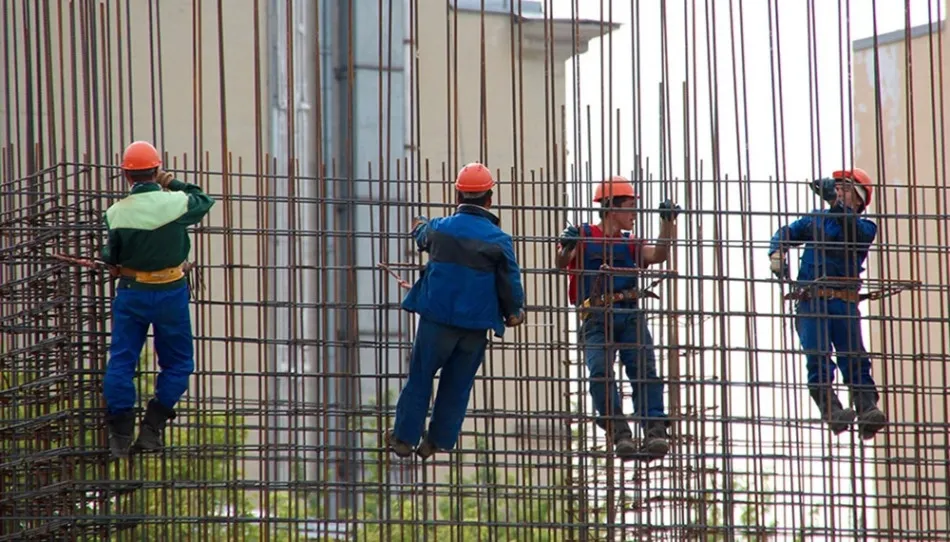 El paro registrado se ha reducido en Agricultura en 6.655 (-4,45%) y se incrementa en Industria en 7.756 (3,00%), en Construcción en 11.365 (4,54%) y en Servicios en 45.707 (2,19%)