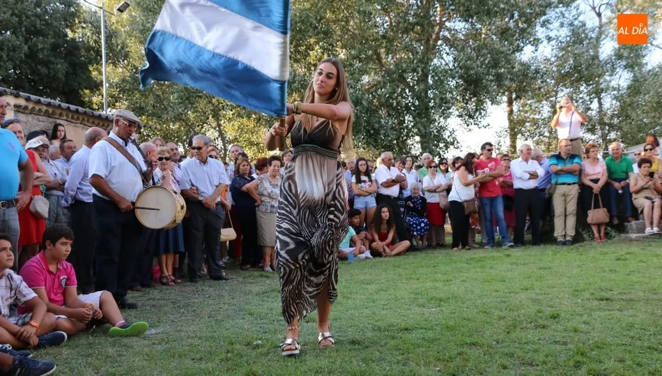 El baile de la bandera y su posterior subasta es el acto principal de estas fiestas / CORRAL