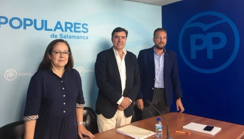 Los diputados salmantinos José Antonio Bermúdez de Castro y María Jesús Moro, junto al senador Bienvenido de Arriba