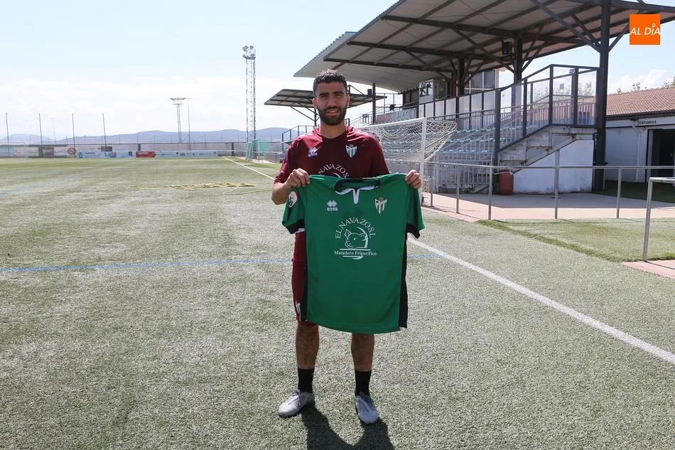 Fekir posando con la camiseta del CD Guijuelo en el Municipal