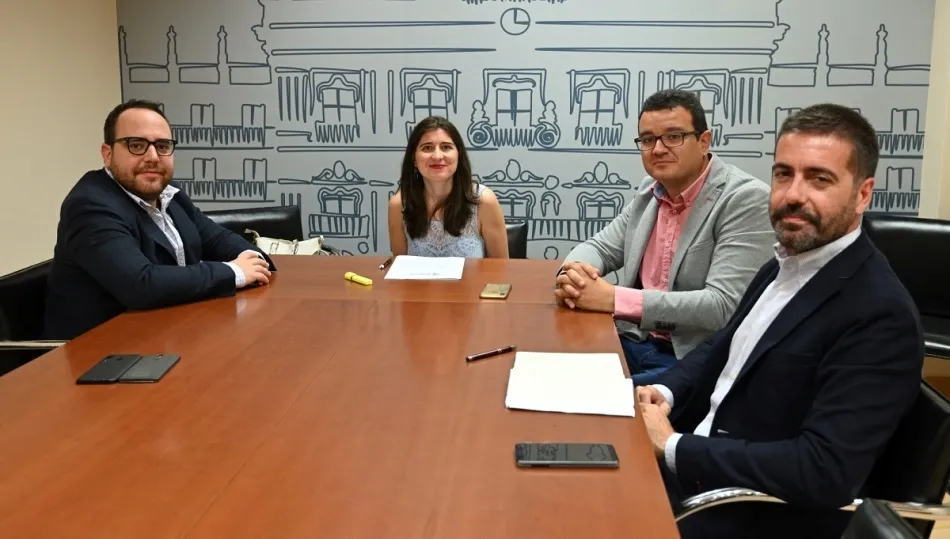La concejala de Medio Ambiente, Miryam Rodríguez, y el de Fomento, Daniel Llanos, con el presidente de la Agrupación Empresarial de la Construcción y Servicios Auxiliares de Salamanca (Aconsa), Javier Tamames