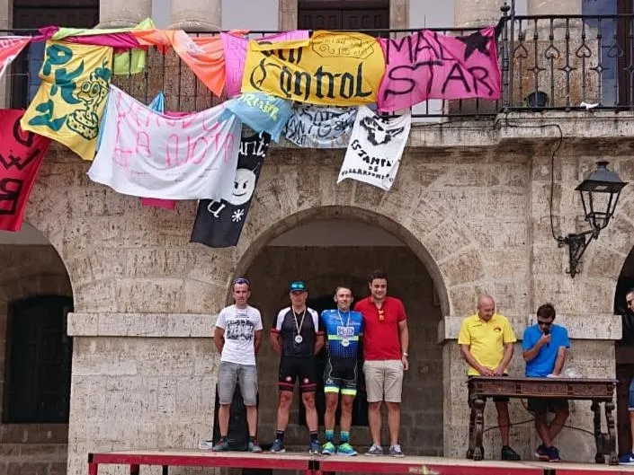 Carlos Frías, en el podio junto a Genaro González y José Antonio Hernández
