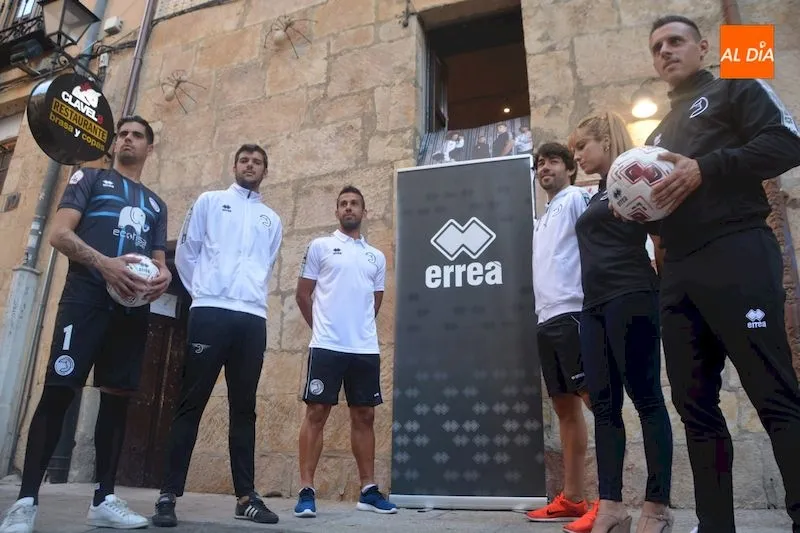 Jugadores de Unionistas durante la presentación de la nueva línea de ropa / Lydia González