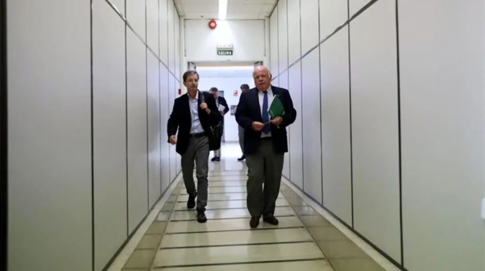 El consejero de Salud y Familias, Jesús Aguirre (a la derecha), se dispone a comparecer en rueda de prensa. Foto de Jesús Prieto (Europa Press)