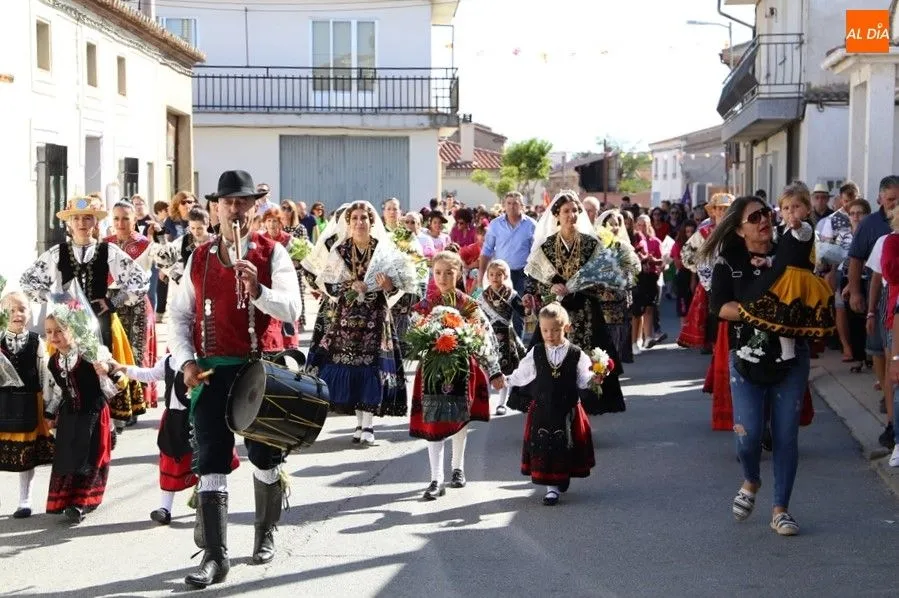 Los vecinos se dirigen al ayuntamiento para el pregón | Víctor Sánchez