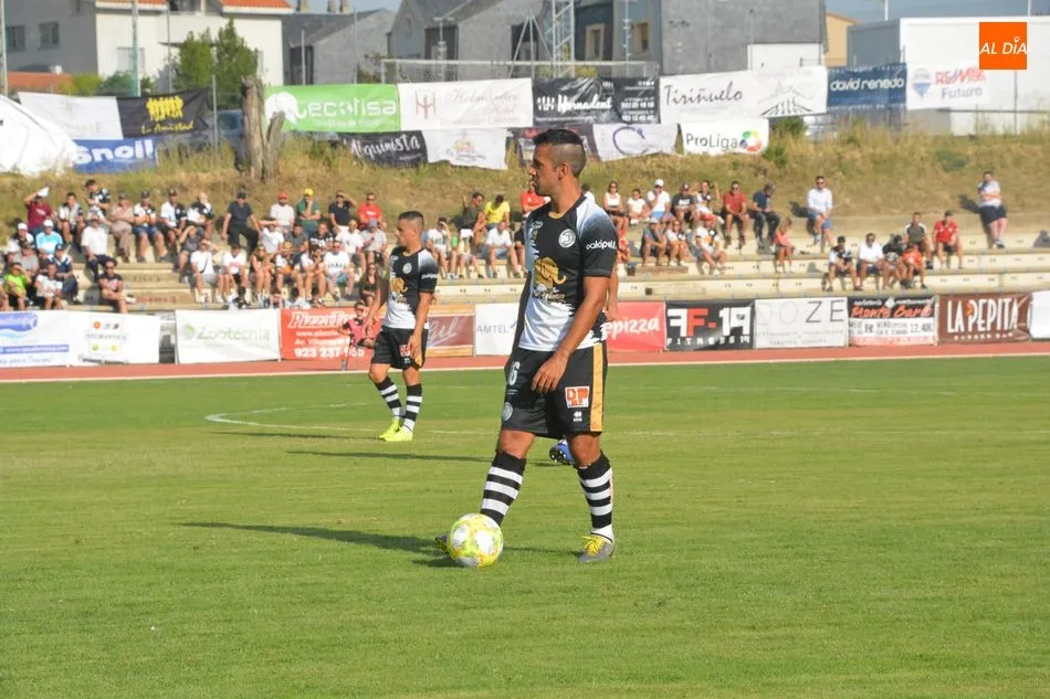 Cristian Portilla se dispone a lanzar una falta frente a la Real Sociedad B / Archivo