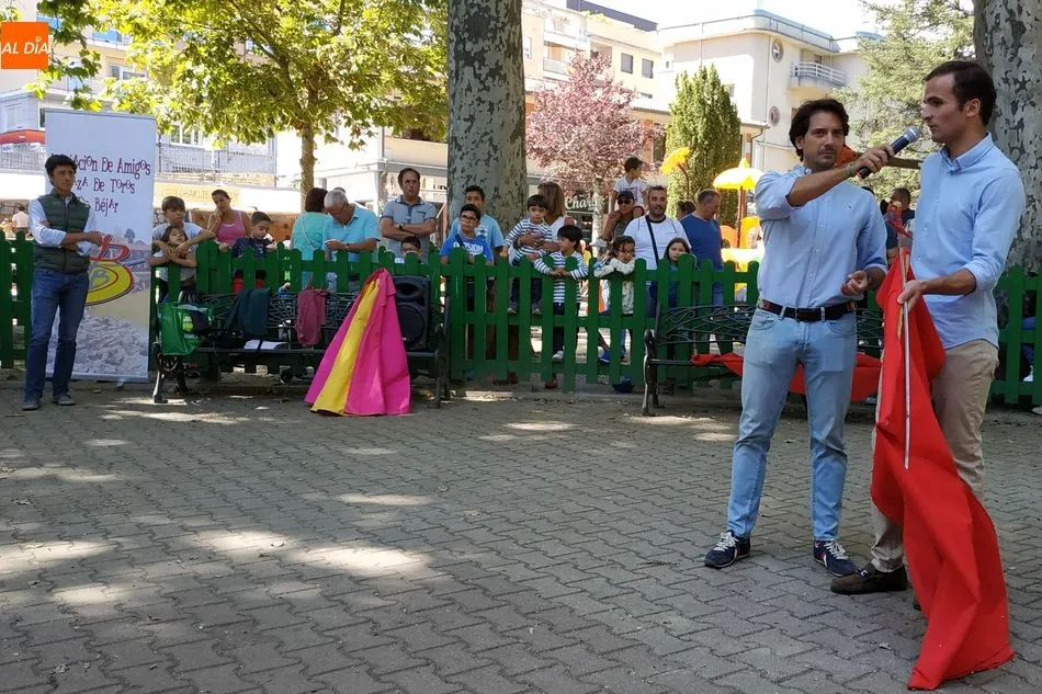 Foto 3 - El Capea y Dami&aacute;n Casta&ntilde;o, explican pases y lances en una ma&ntilde;ana de &lsquo;toreo de sal&oacute;n&rsquo; en...