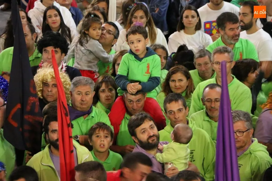Foto 7 - Las pe&ntilde;as llenan de color la plaza de Mieza tras un bullicioso desfile  