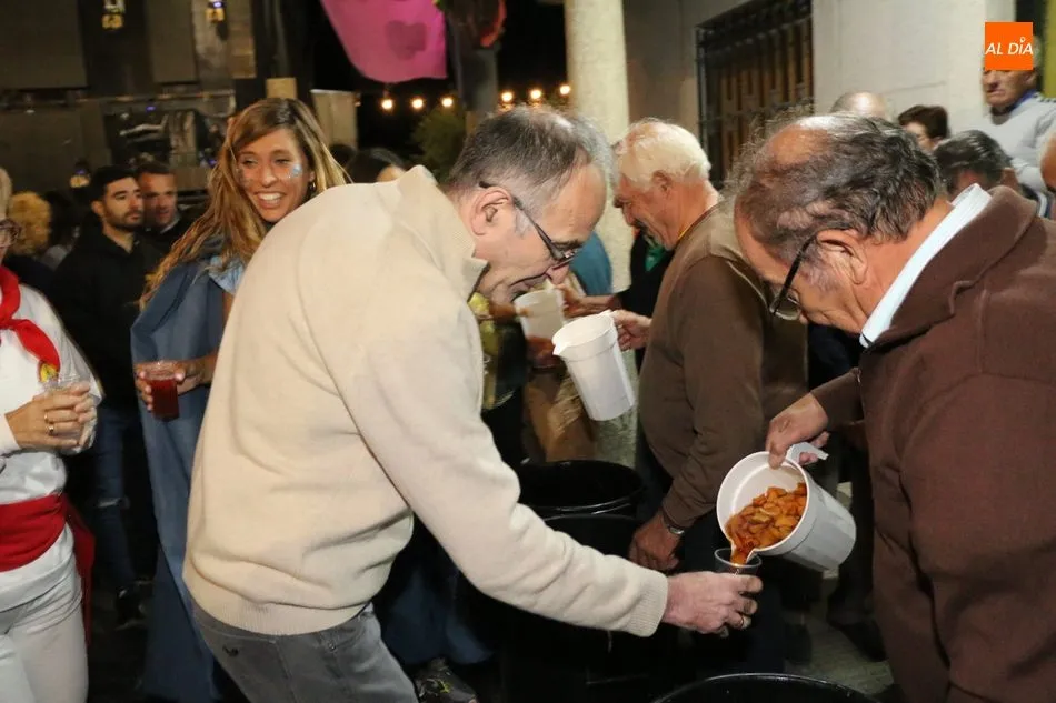 Las peñas llenan de color la plaza de Mieza tras un bullicioso desfile  