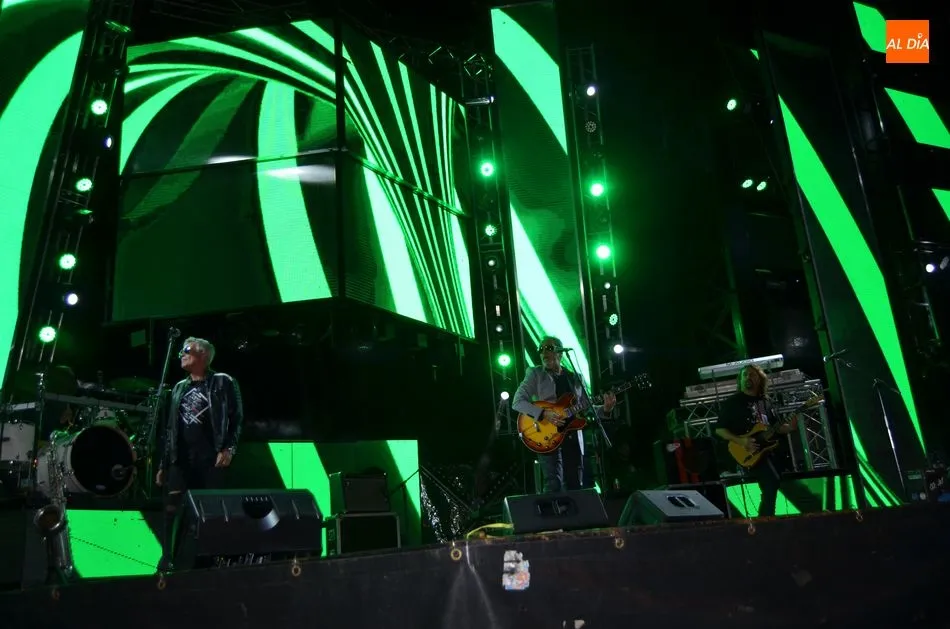 Foto 5 - El p&uacute;blico bejarano acusa la frialdad de la noche bejarana en el concierto de Nacha Pop