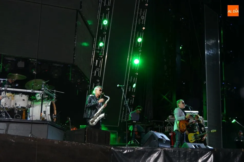 Foto 3 - El p&uacute;blico bejarano acusa la frialdad de la noche bejarana en el concierto de Nacha Pop