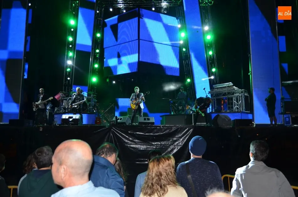 Foto 6 - El p&uacute;blico bejarano acusa la frialdad de la noche bejarana en el concierto de Nacha Pop
