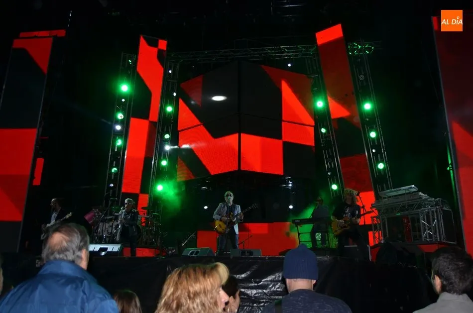 Foto 4 - El p&uacute;blico bejarano acusa la frialdad de la noche bejarana en el concierto de Nacha Pop