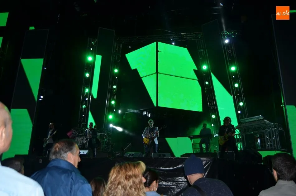 Foto 2 - El p&uacute;blico bejarano acusa la frialdad de la noche bejarana en el concierto de Nacha Pop
