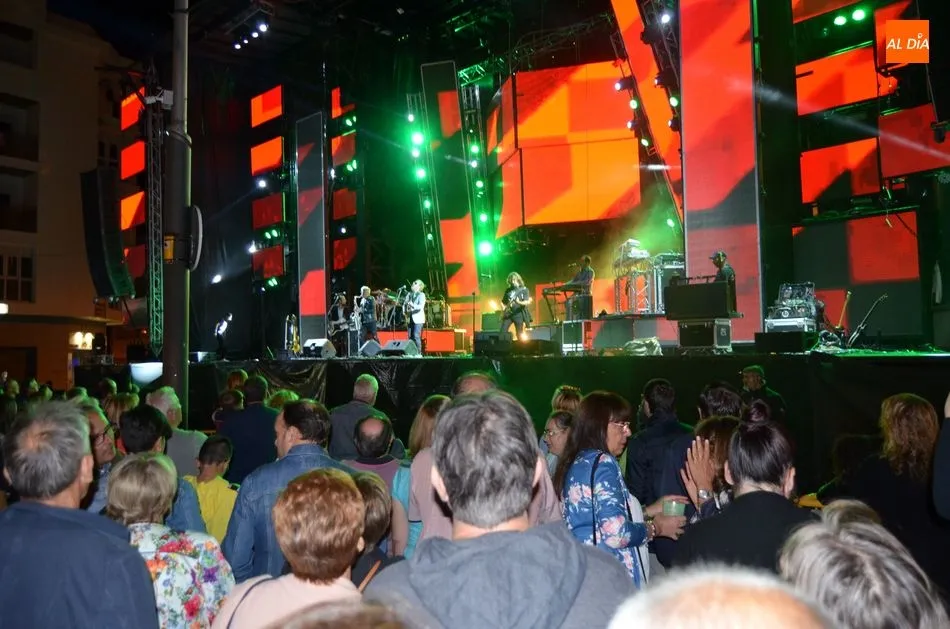 Foto 8 - El p&uacute;blico bejarano acusa la frialdad de la noche bejarana en el concierto de Nacha Pop