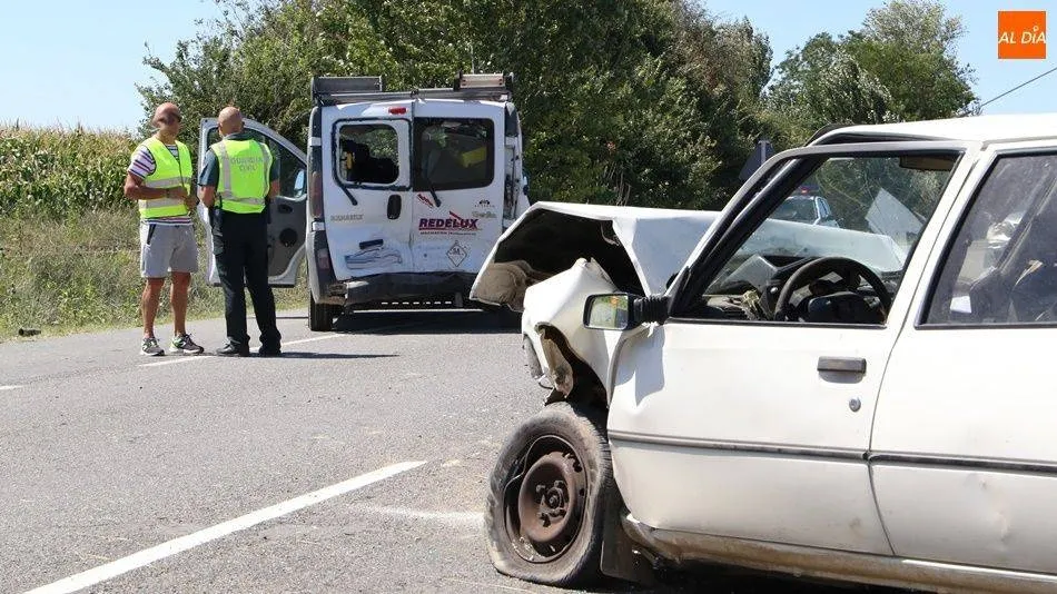 Foto 5 - Dos hospitalizados tras un accidente de tr&aacute;fico en Calvarrasa de Abajo